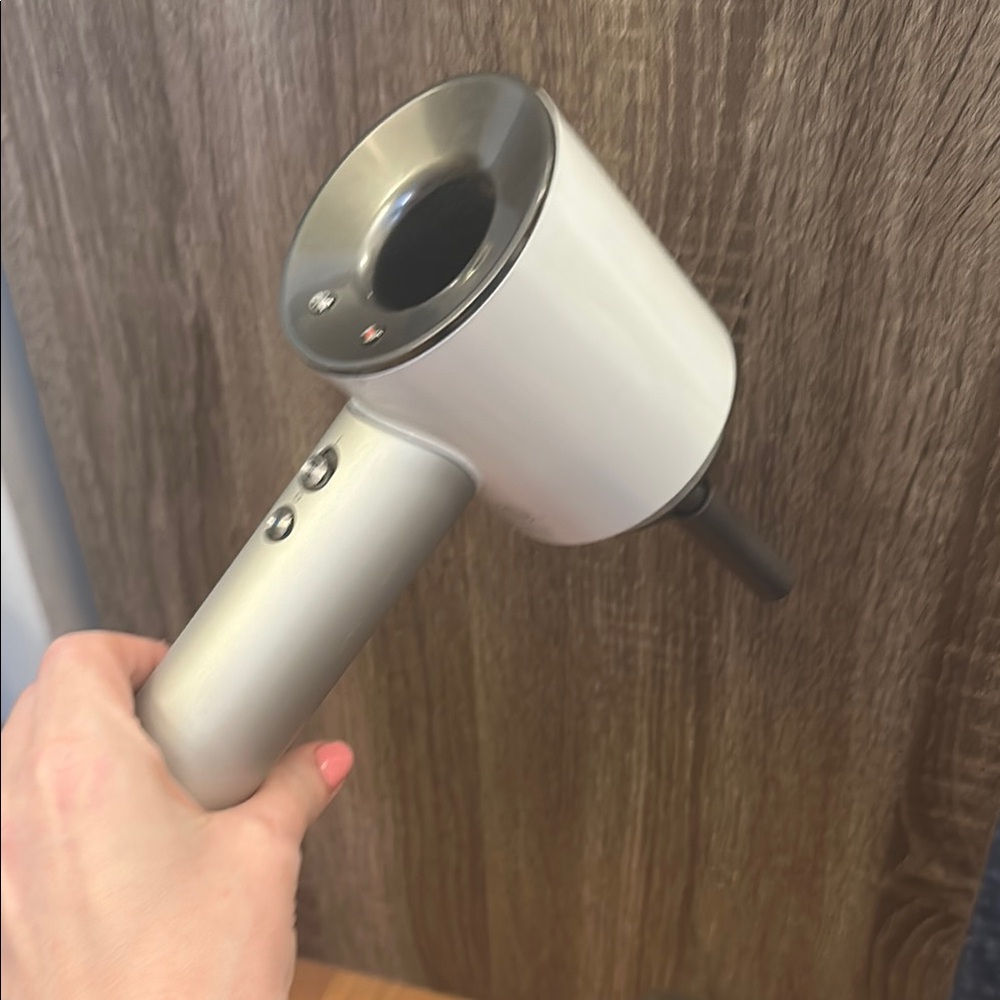 Dyson White Supersonic Hair Dryer - used only several times - with case !
